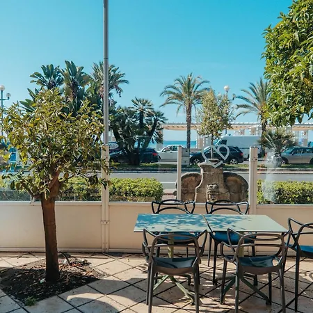 Le Royal Promenade Des Hotel 3*