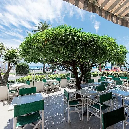 Le Royal Promenade Des Hotel