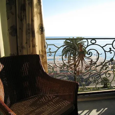 Le Royal Promenade Des Hotel